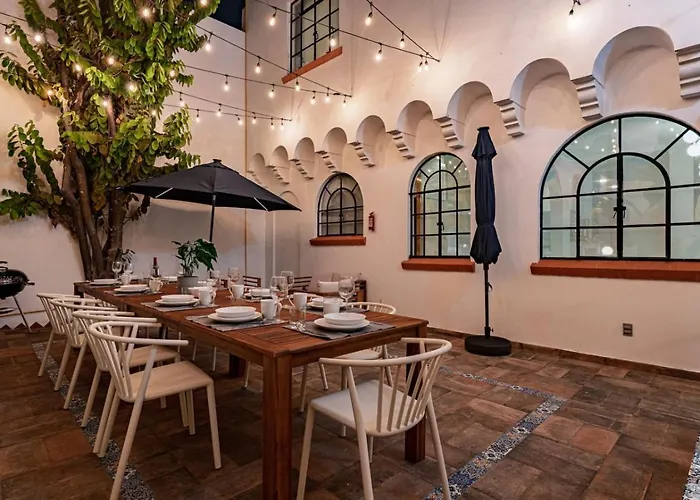 Group-friendly Terrace Delight Near Wtc & Shops Сasa de vacaciones *