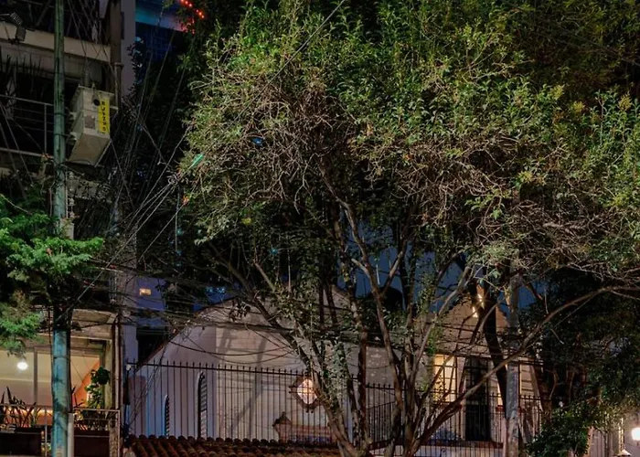 Group-friendly Terrace Delight Near Wtc & Shops Сasa de vacaciones