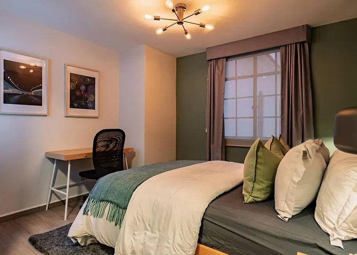 Сasa de vacaciones Group-friendly Terrace Delight Near Wtc & Shops *