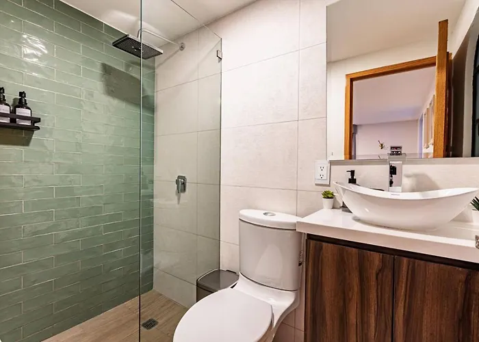 Group-friendly Terrace Delight Near Wtc & Shops Сasa de vacaciones *