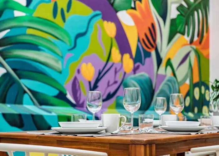 Group-friendly Terrace Delight Near Wtc & Shops *