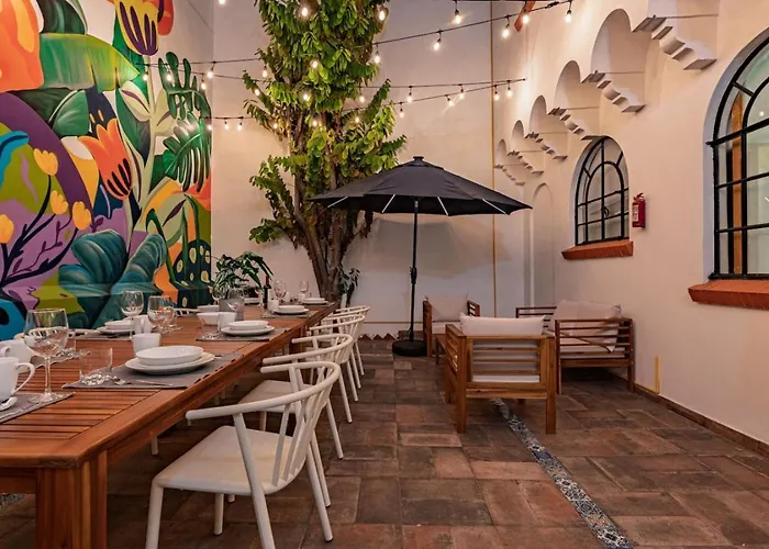 Group-friendly Terrace Delight Near Wtc & Shops *