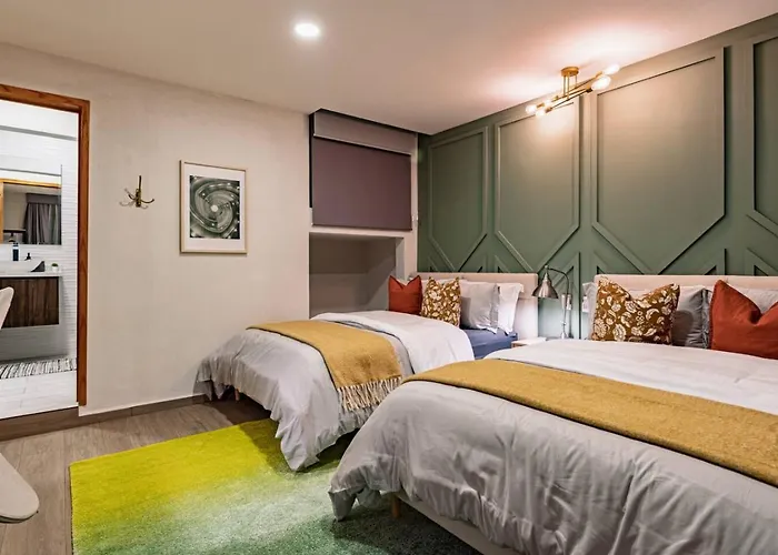 Group-friendly Terrace Delight Near Wtc & Shops Сasa de vacaciones *
