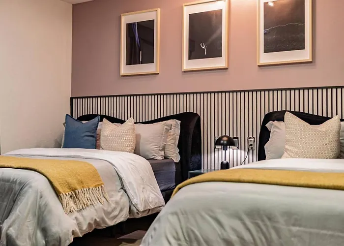 Group-friendly Terrace Delight Near Wtc & Shops *