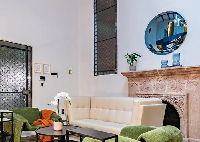 Group-friendly Terrace Delight Near Wtc & Shops