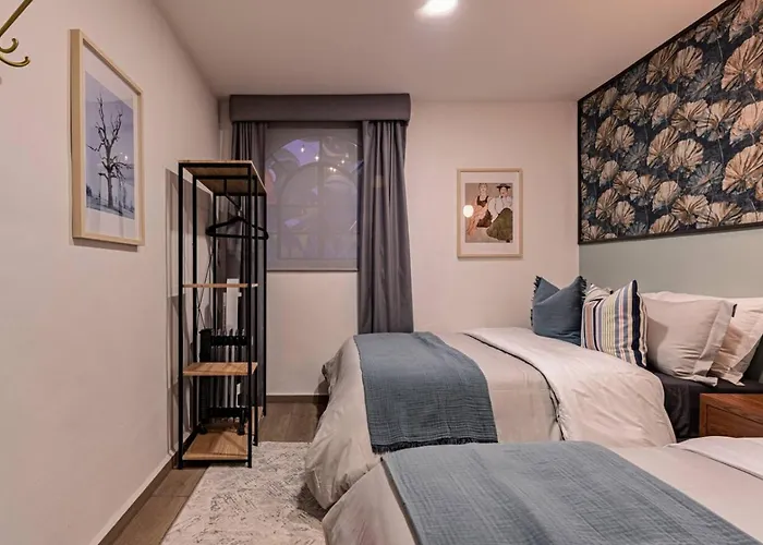 Group-friendly Terrace Delight Near Wtc & Shops
