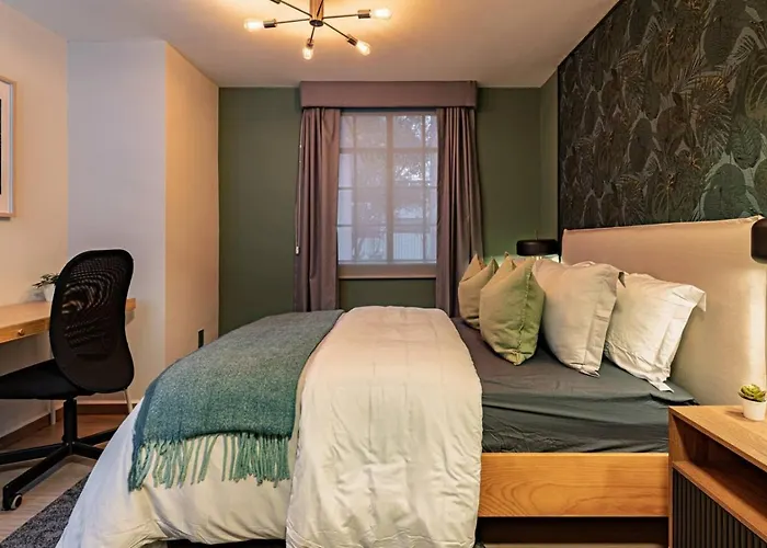 Group-friendly Terrace Delight Near Wtc & Shops *