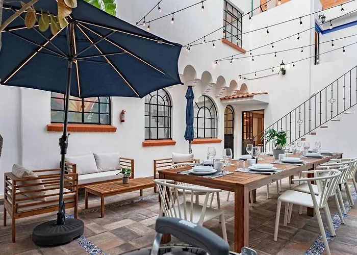 Group-friendly Terrace Delight Near Wtc & Shops Сasa de vacaciones *